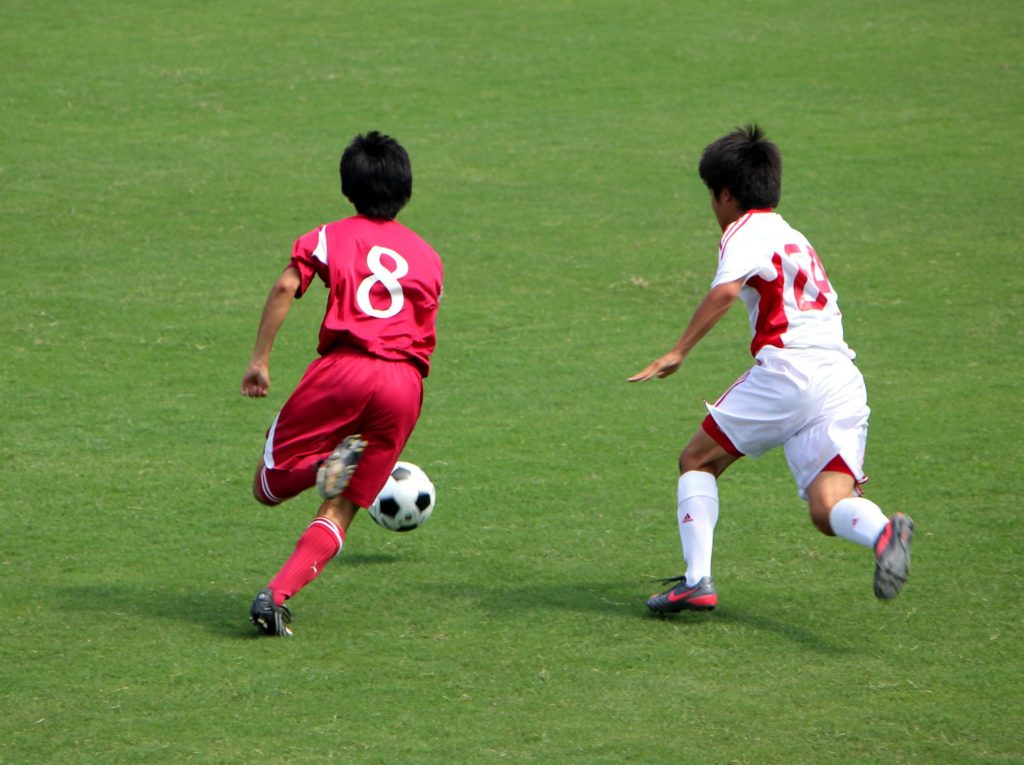 サッカーで試合で速く動くには 素早くとまれることが肝心です Asukaトレーニングクラブ