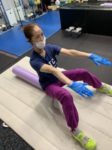 体幹トレーニング　女性　ストレッチポール